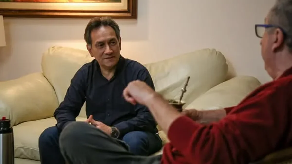 Chun Barreto, intendente de Montecarlo con licencia, conversa con el gobernador Hugo Passalacqua, de espaldas, en un sillón