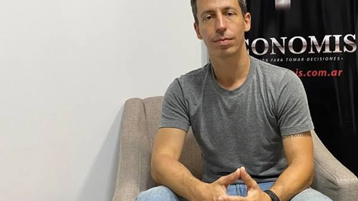 Darío Cordes, vicepresidente de la CACIM, sentado en un sillón con las manos juntas, frente a un cartel de Economis