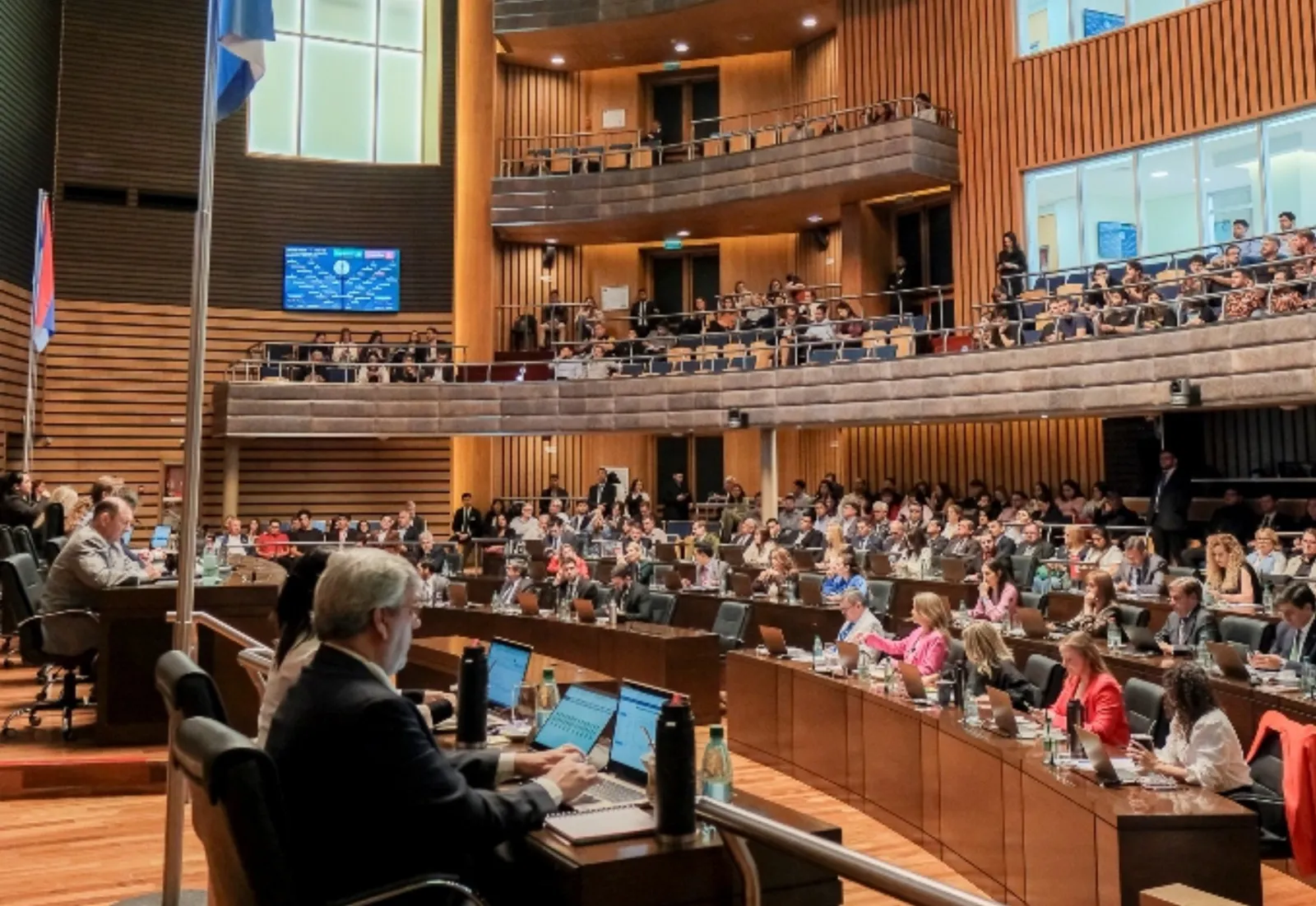 Recinto de la Cámara de Representantes de Misiones, con los diputados en sus bancas durante la sesión