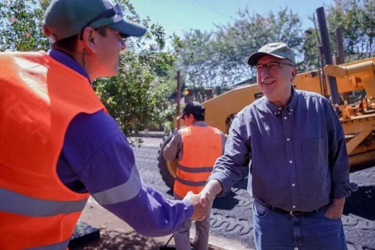 Hugo Passalacqua, gobernador de Misiones, en el saludo a los trabajadores de Vialidad