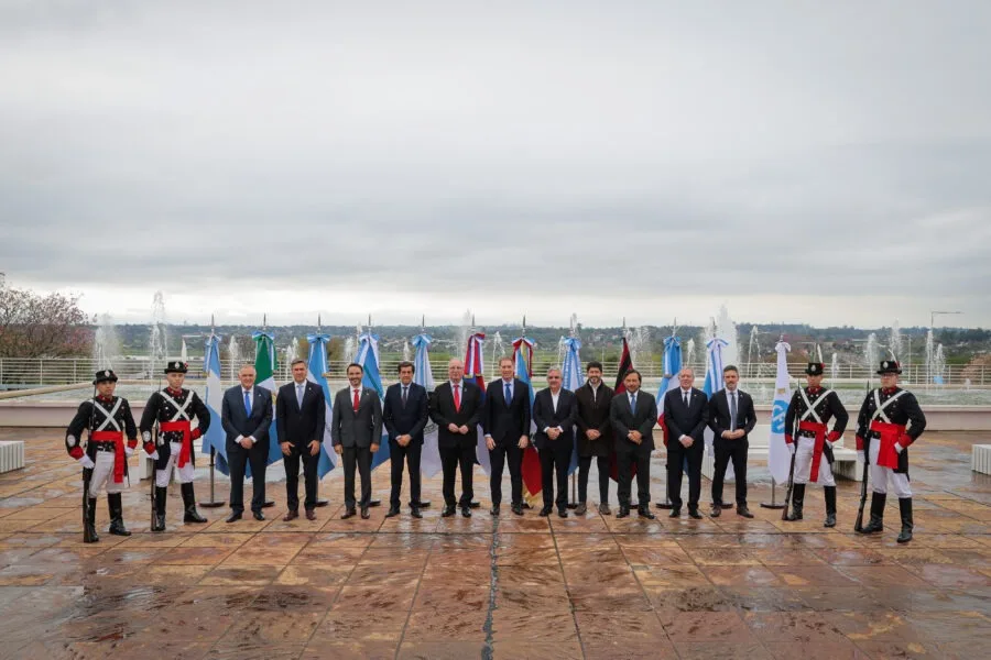 Autoridades formadas frente a las banderas, en una imagen difundida por el Gobierno de Misiones junto al anuncio